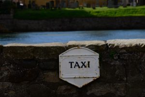 Auch eine Art, den Taxi-Halteplatz auszuschildern (an der Kaimauer von Anstruther)