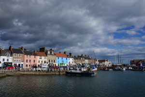 Typische Lichtstimmung für Schottland im Hafen von Anstruther