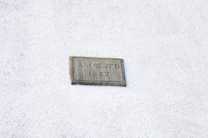 Detail am Haus in St. Monans: Baujahr und Initialen des Erbauerpaares