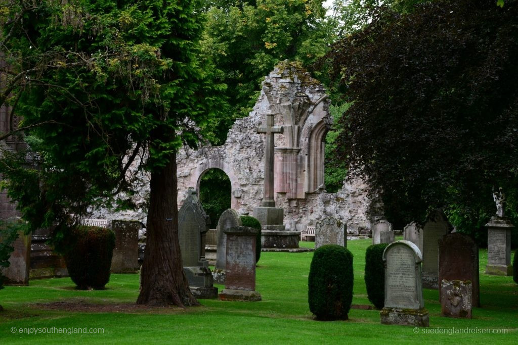 Die romantisch gelegene Ruine der Dryburgh Abbey