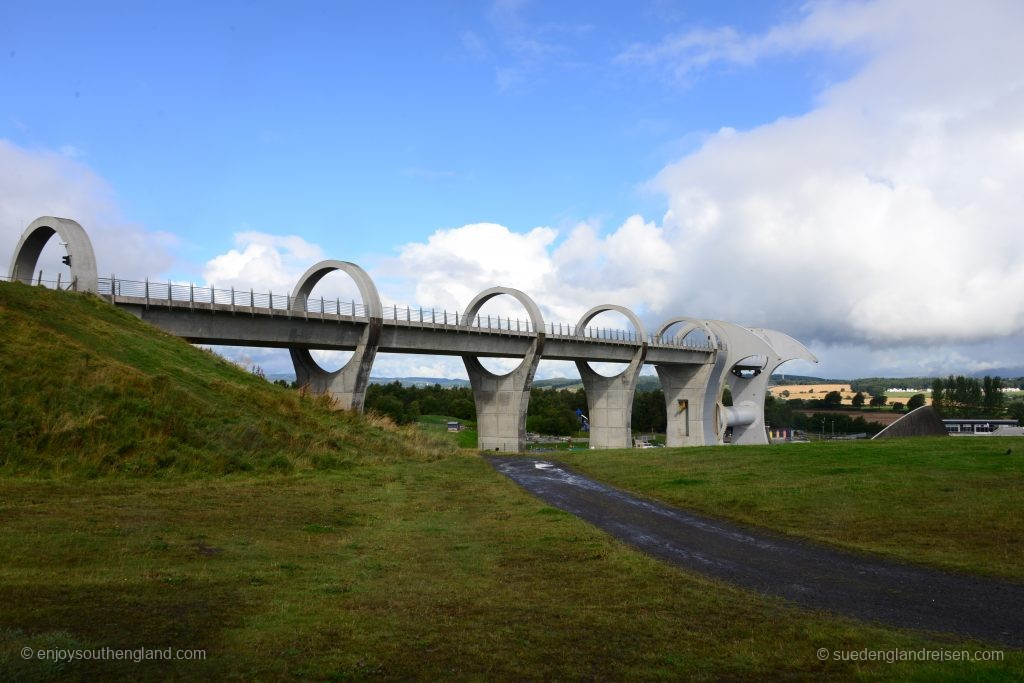 Das Falkirk Wheel mit dem modernen Aquaeduct in voller Pracht