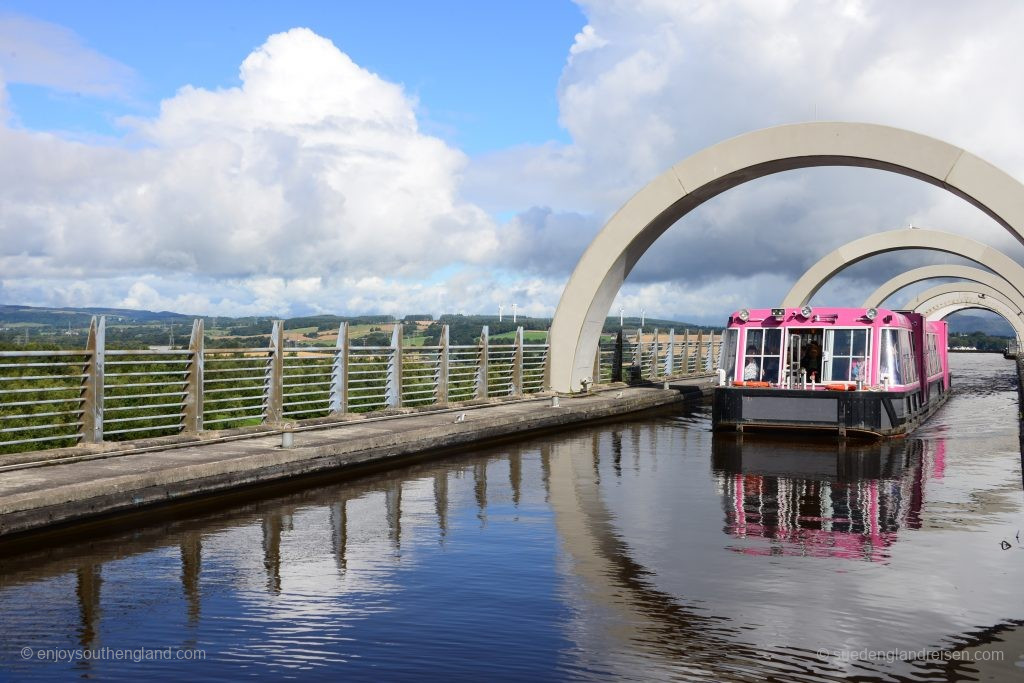 Das mit dem Falkirk Wheel nach oben beförderte Boot hat sich auf den Weg des sich im Rücken des Fotografen befindlichen Schiffstunnels gemacht. 