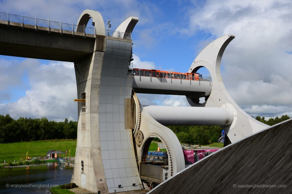 Das Falkirk Wheel in Aktion - mit der Drehung wird ein Boot von oben nach unten und gleichzeitig ein anderes von unten nach oben befördert.