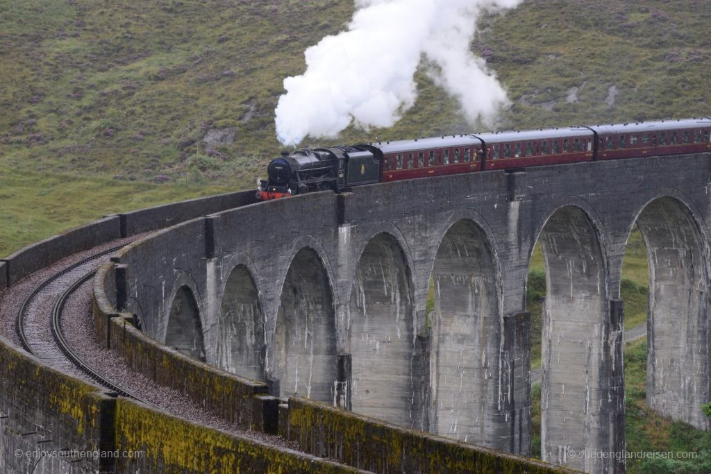 Der "Hogwarts Express" auf dem beeindruckenden Glenfinnan Viaduct