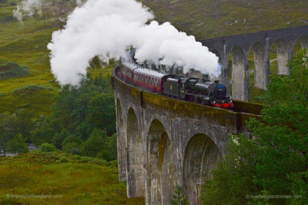 Eigentlich ist es der "Jacobite" und er fährt 1-2 Mal täglich zwischen Fort William und Mallaig.