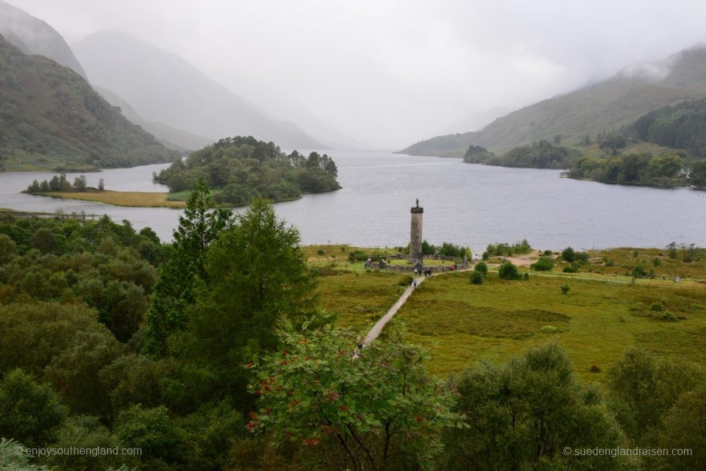 Ganz in der Nähe (ca. 10 min. zu Fuß) am Loch Shiel steht das Glenfinnan Monument, das man auch besteigen kann