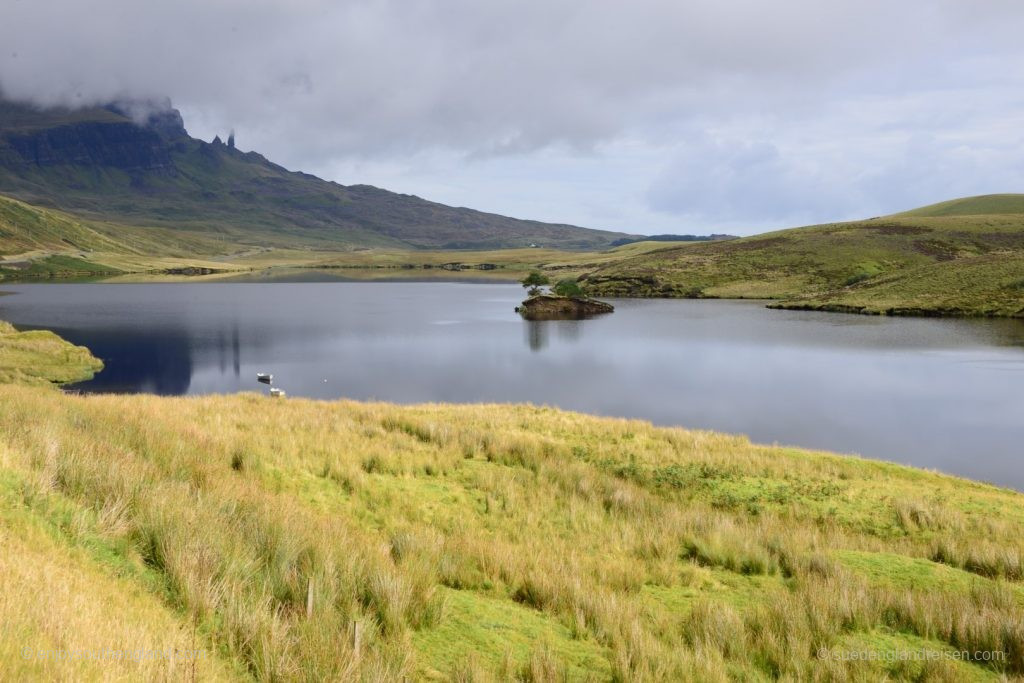 Loch Fada auf der Isle of Skye - im Hintergrund der Old Man of Storr