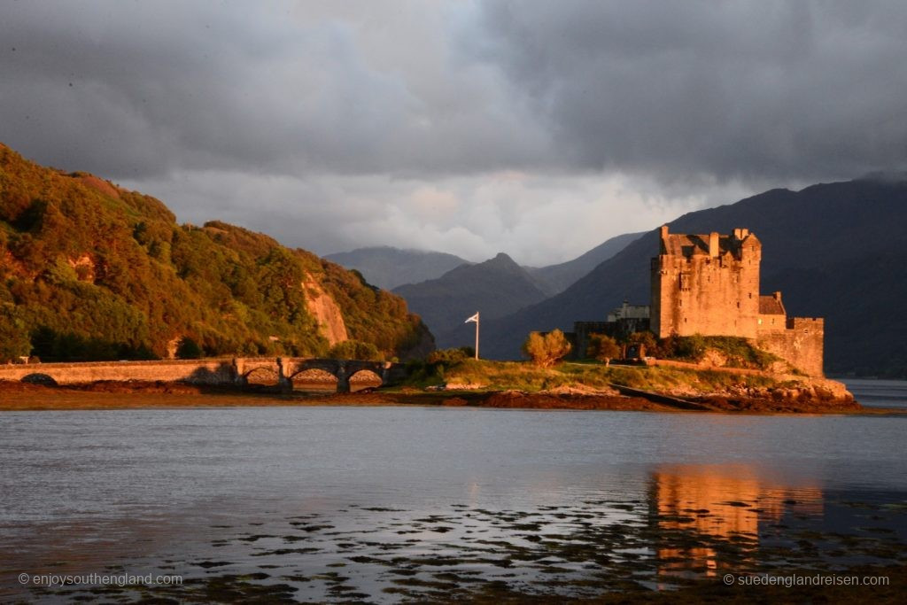 Eilean Donan Castle im warmen Licht direkt vor Sonnenuntergang