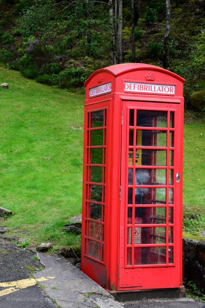 In the age of mobile phones, telephone booths are becoming less important and are hardly used anymore. Rather than dismantling the beautiful red “phone booth” they are often used as a book bank or here as a station for a defibrillator.