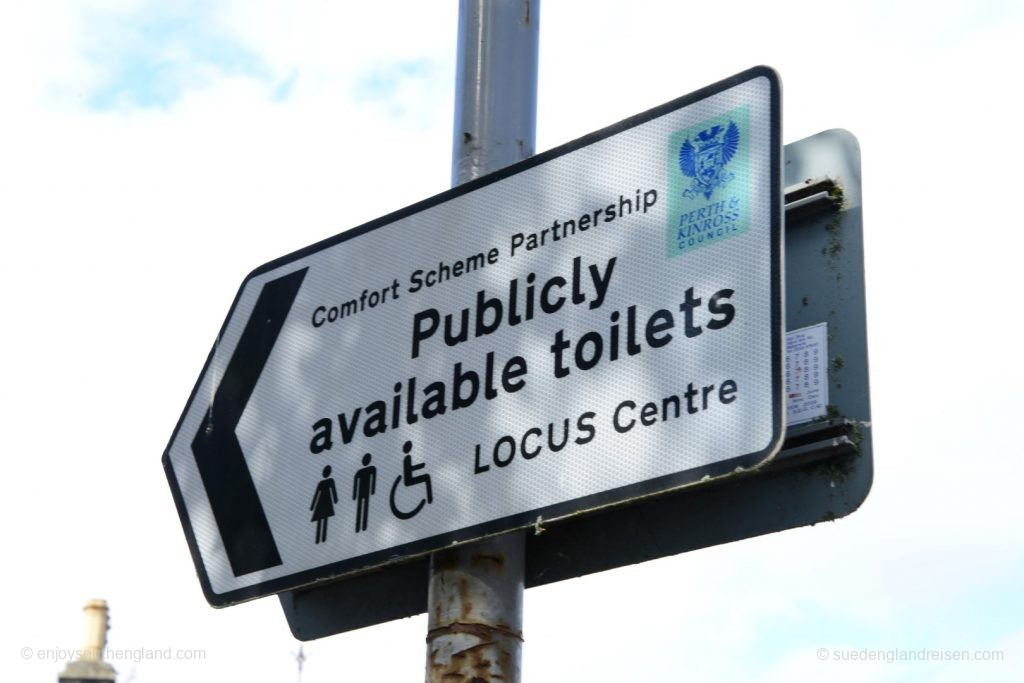 In Schottland gibt es deutlich weniger öffentliche Toiletten als in Südengland. Daher gibt es hier Kooperationen mit lokalen Betrieben - das "Locus"-Centre ist dabei aber ein wirklich passender Name!
