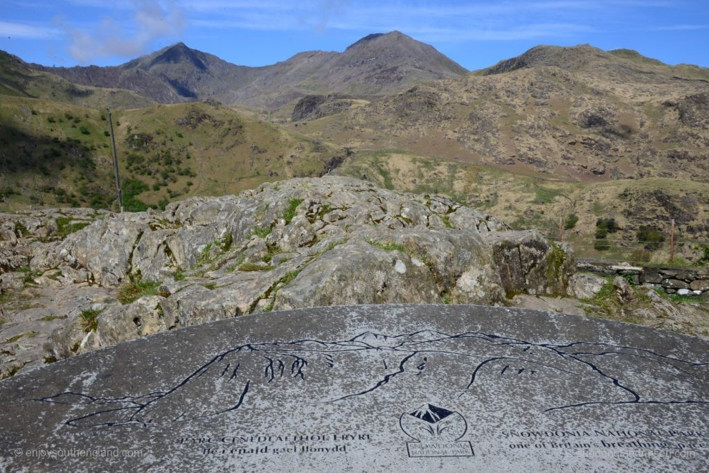 Imposante Bergwelt in Snowdonia - in der Mitte im Hintergrund ganz ohne Wolken der Mount Snowden