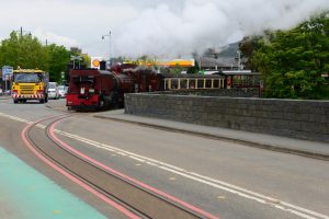 Welsh Highland Railway in Porthmadog auf der Straße