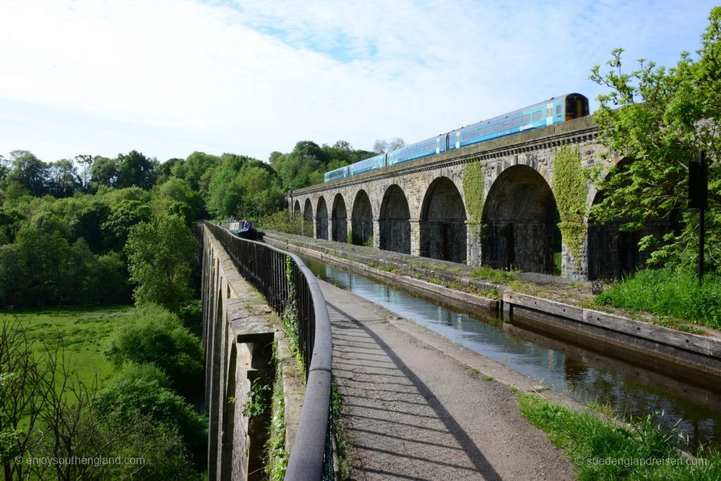 Chirk Aquaeduct & Viaduct mit zwei klassischen Verkehrsmitteln