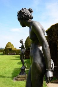 Skulpturen im Garten von Chirk Castle