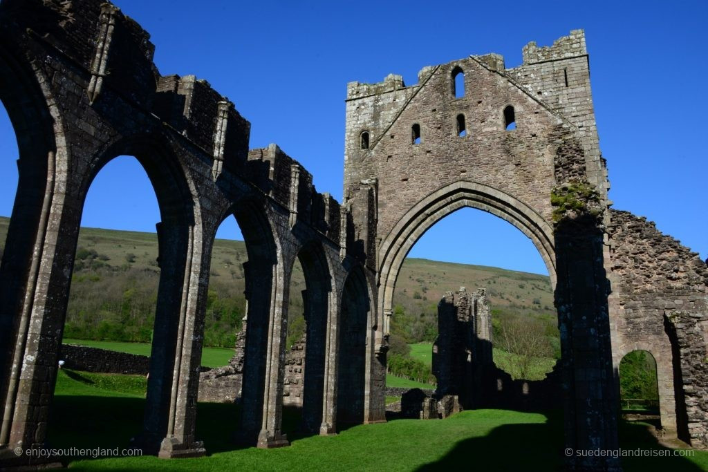 Manches kann schon mal ein paar Jahrhunderte dauern (hier die Ruine der Llanthony Priory)