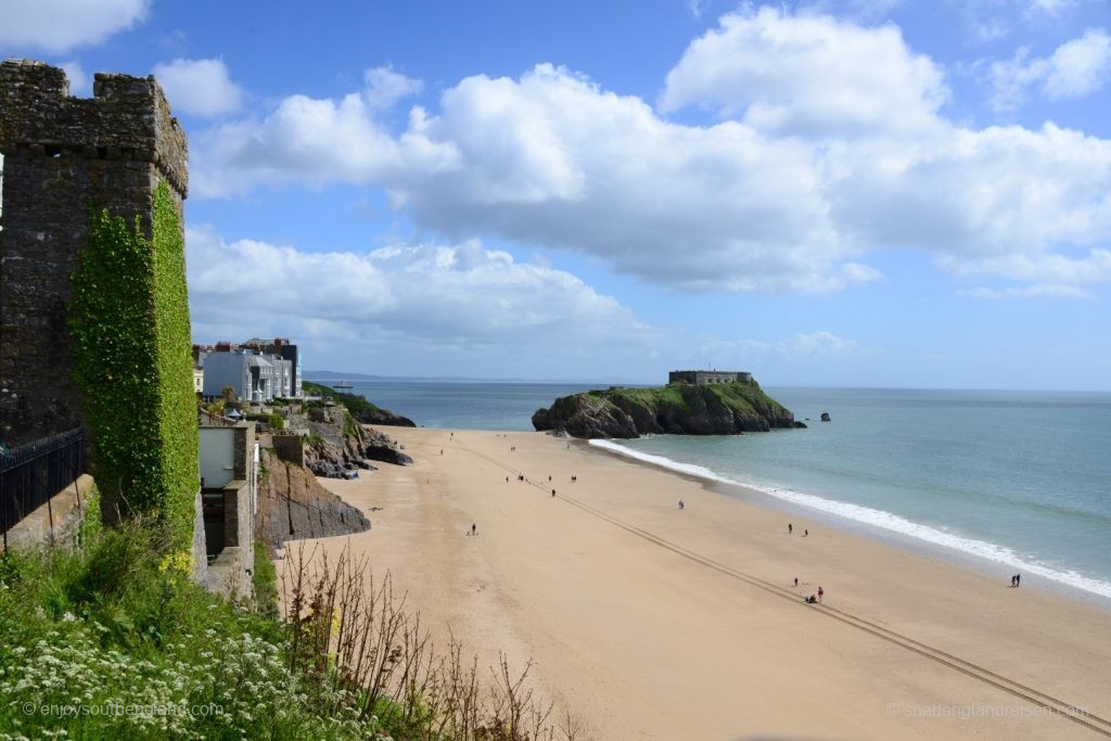 Aber nun hinein nach Tenby mit seiner Stadtmauer und grandioser Klippenlage