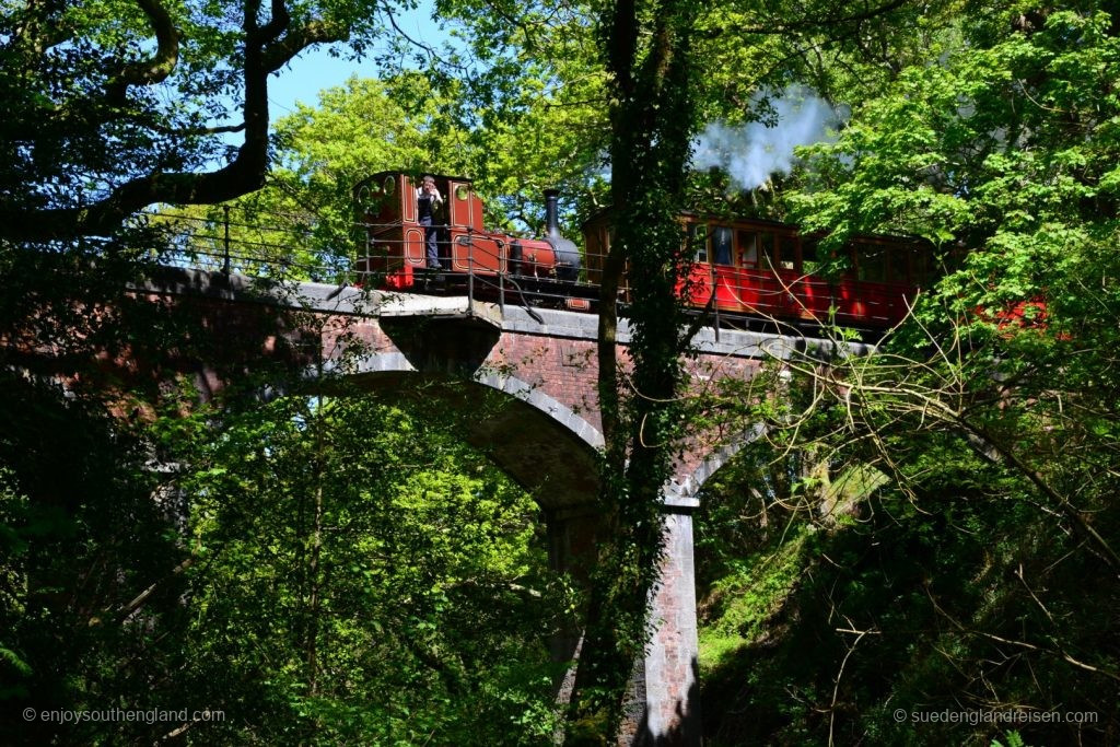 Die Tal-y-Llyn-Bahn auf hohem Viadukt