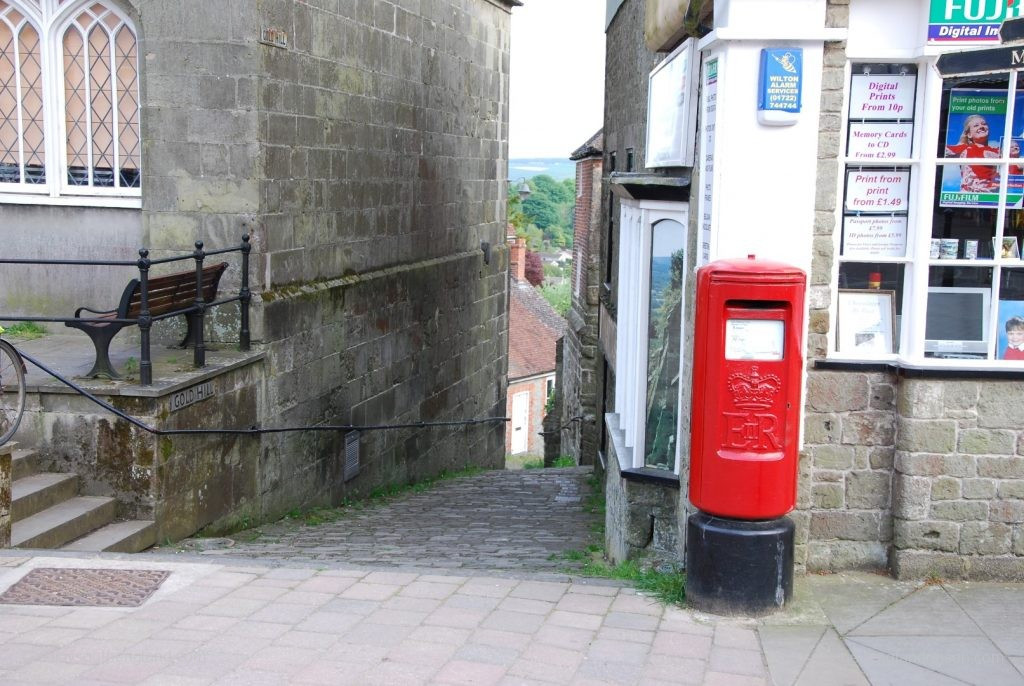 ungewöhnliche Pillar Box mit Empblem von Elisabeth II (seit 1952)