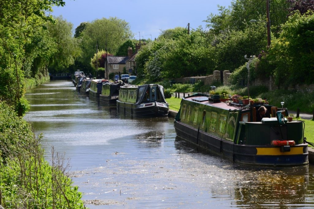 Narrow Boats - eines hinter dem anderen