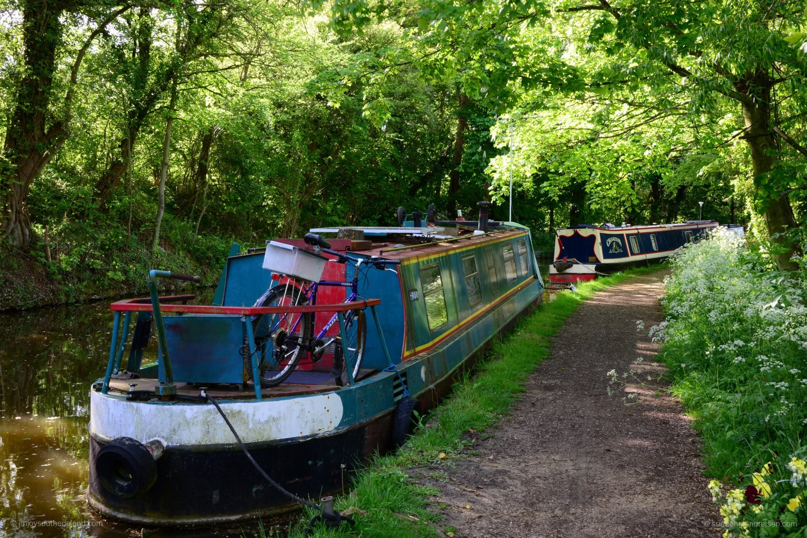 Narrow Boats - vertäut irgendwo in der Natur entlang eines Kanals