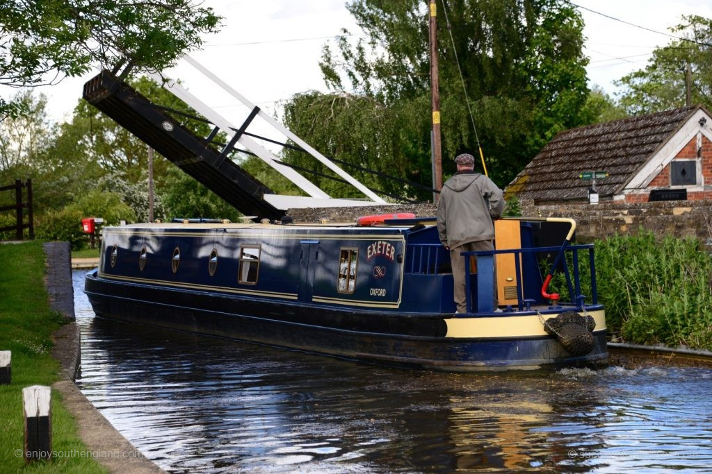 Ein Narrow Boat passiert gerade eine Zugbrücke (am Oxford Canal)