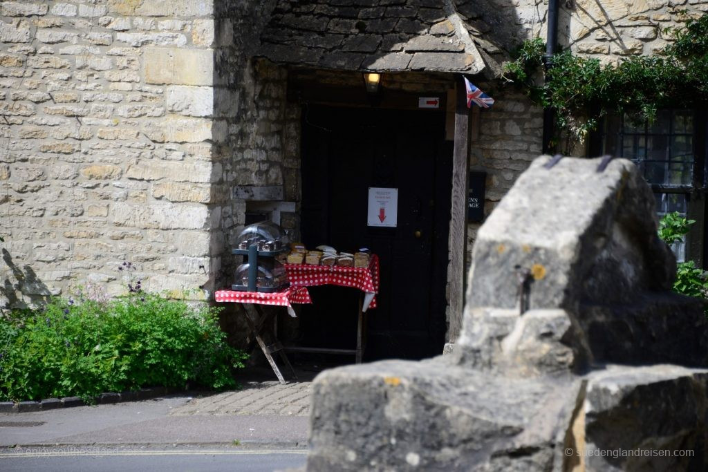 Kuchen vor einer Haustür in Castle Combe