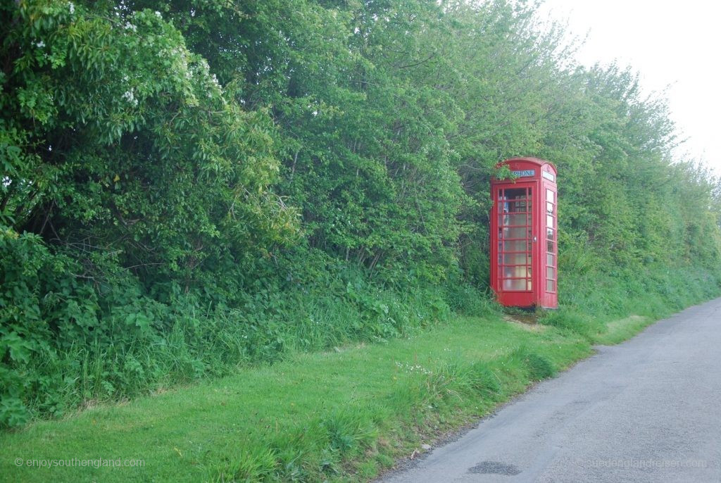 Eine ganz typische englische Telefonzelle: Einsam an einer nebligen Landstraße